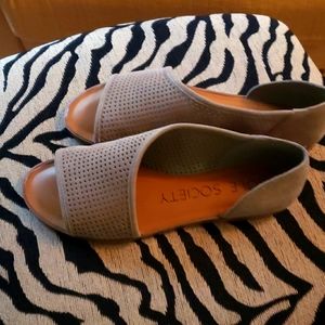 New Sole Society Open Toe Side Asymmetrical Front SZ 8.5 Flat Shoes Sandals